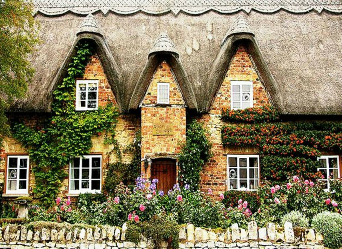 Solve Avon Cottage, Cotswolds jigsaw puzzle online with 70 pieces
