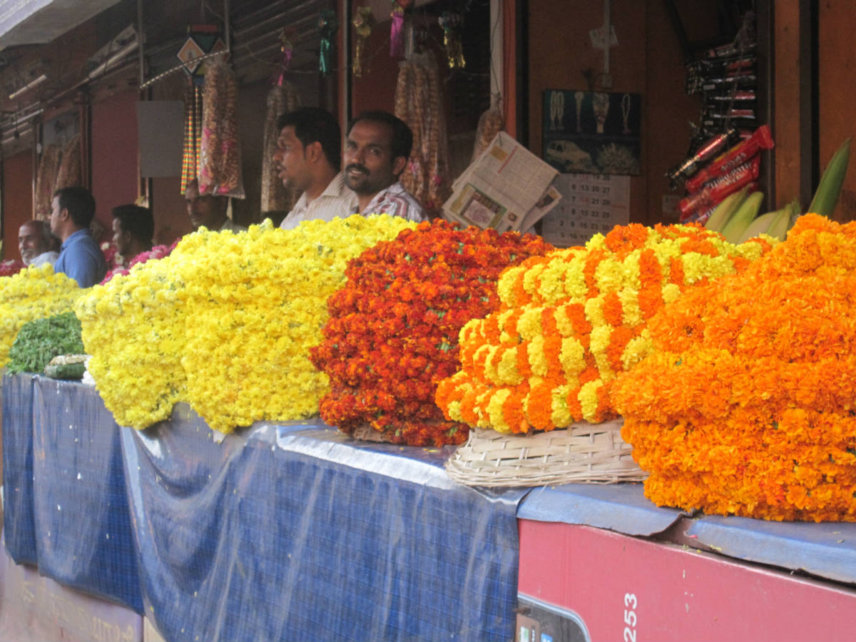Solve South Indian flower sellers jigsaw puzzle online with 88 pieces
