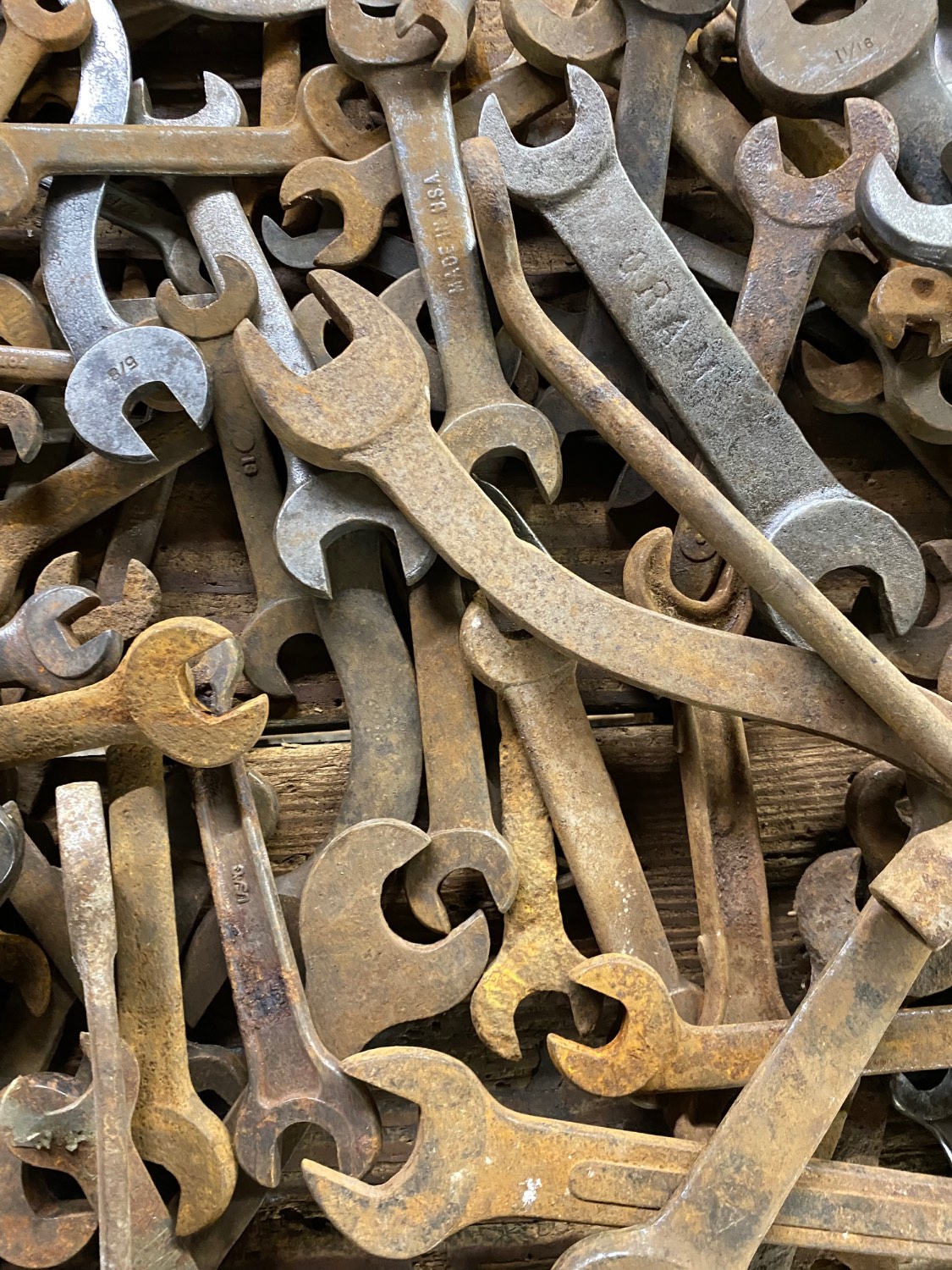 Solve Rusty old wrenches jigsaw puzzle online with 450 pieces