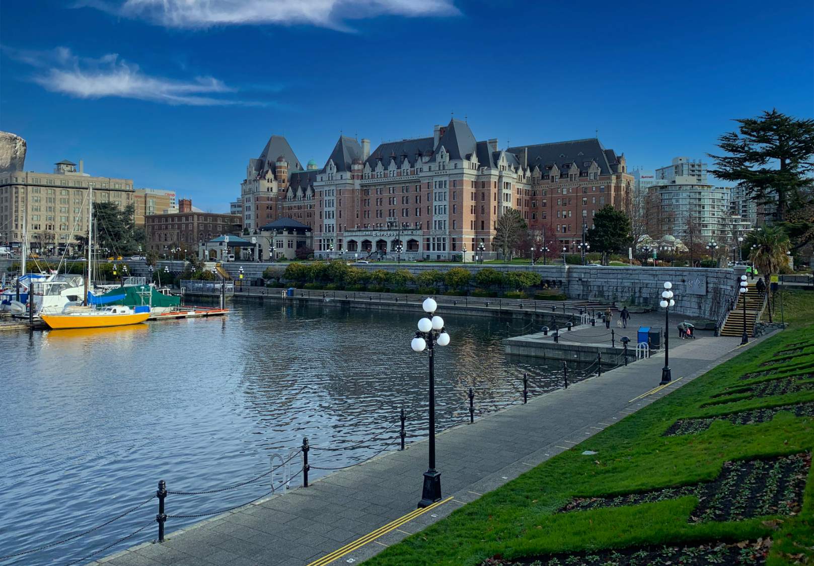 Solve The Empress Hotel in Victoria BC jigsaw puzzle online with 117 pieces