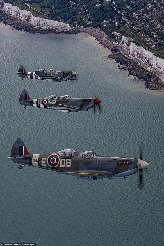 Solve Spitfires over the white cliffs of Dover jigsaw puzzle online