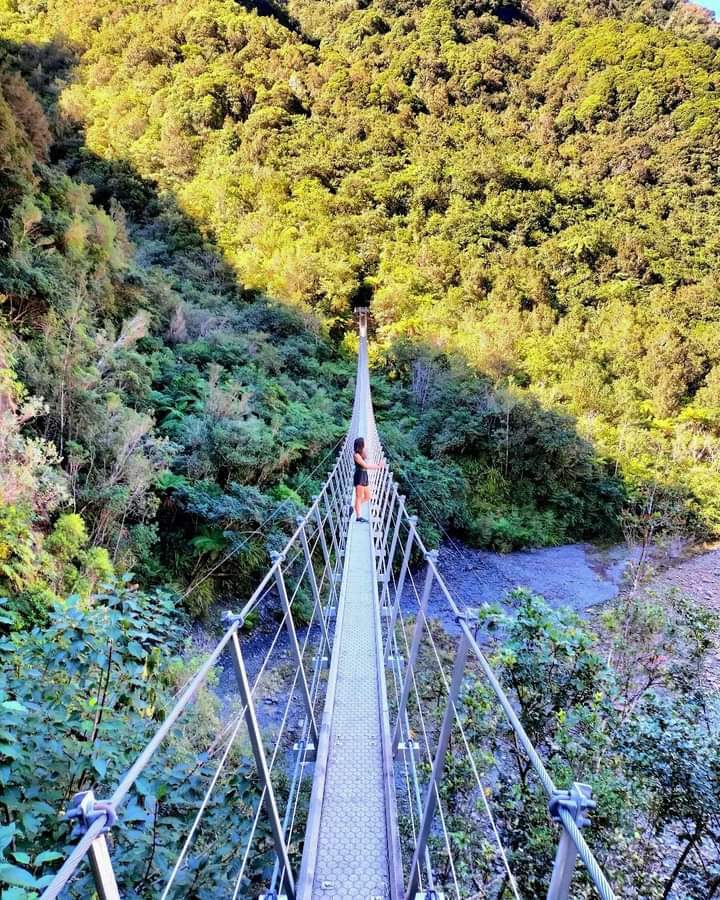 Solve Suspension bridge jigsaw puzzle online with 20 pieces