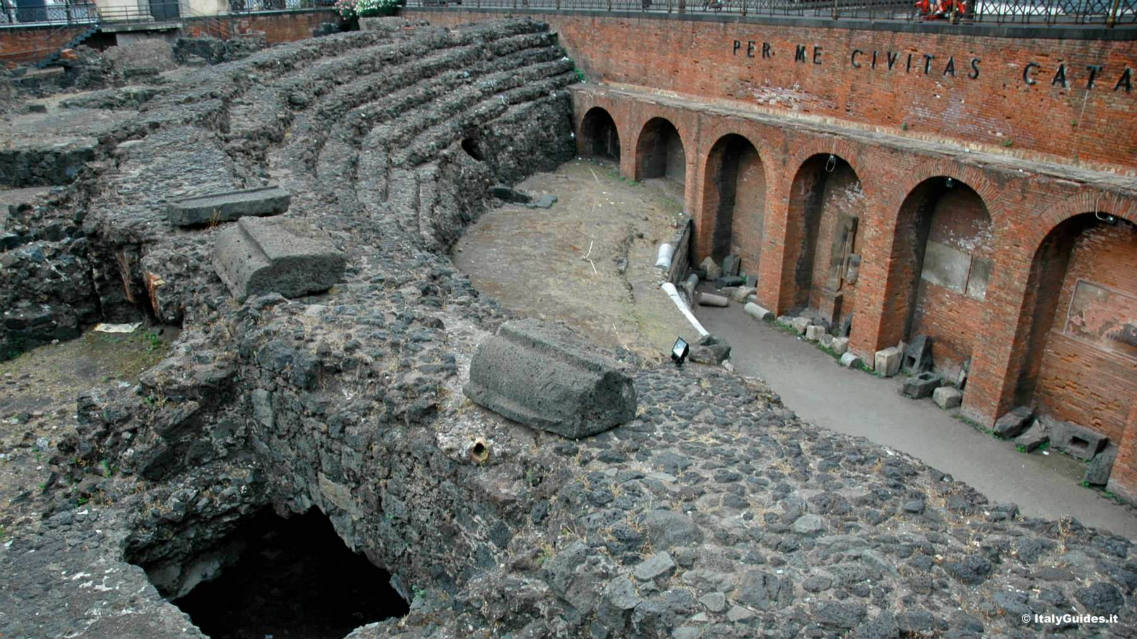 Solve anfiteatro romano di Catania jigsaw puzzle online with 28 pieces