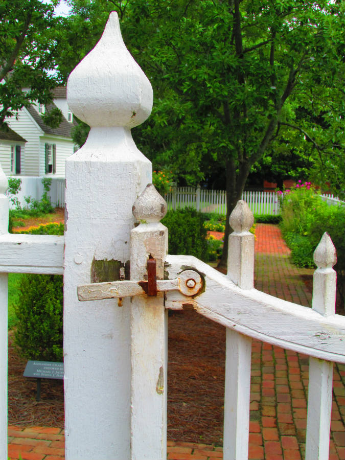 Solve Series Locks and Latches jigsaw puzzle online with 48 pieces