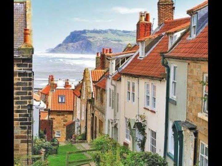 Solve Robin Hood's Bay Yorkshire jigsaw puzzle online with 88 pieces