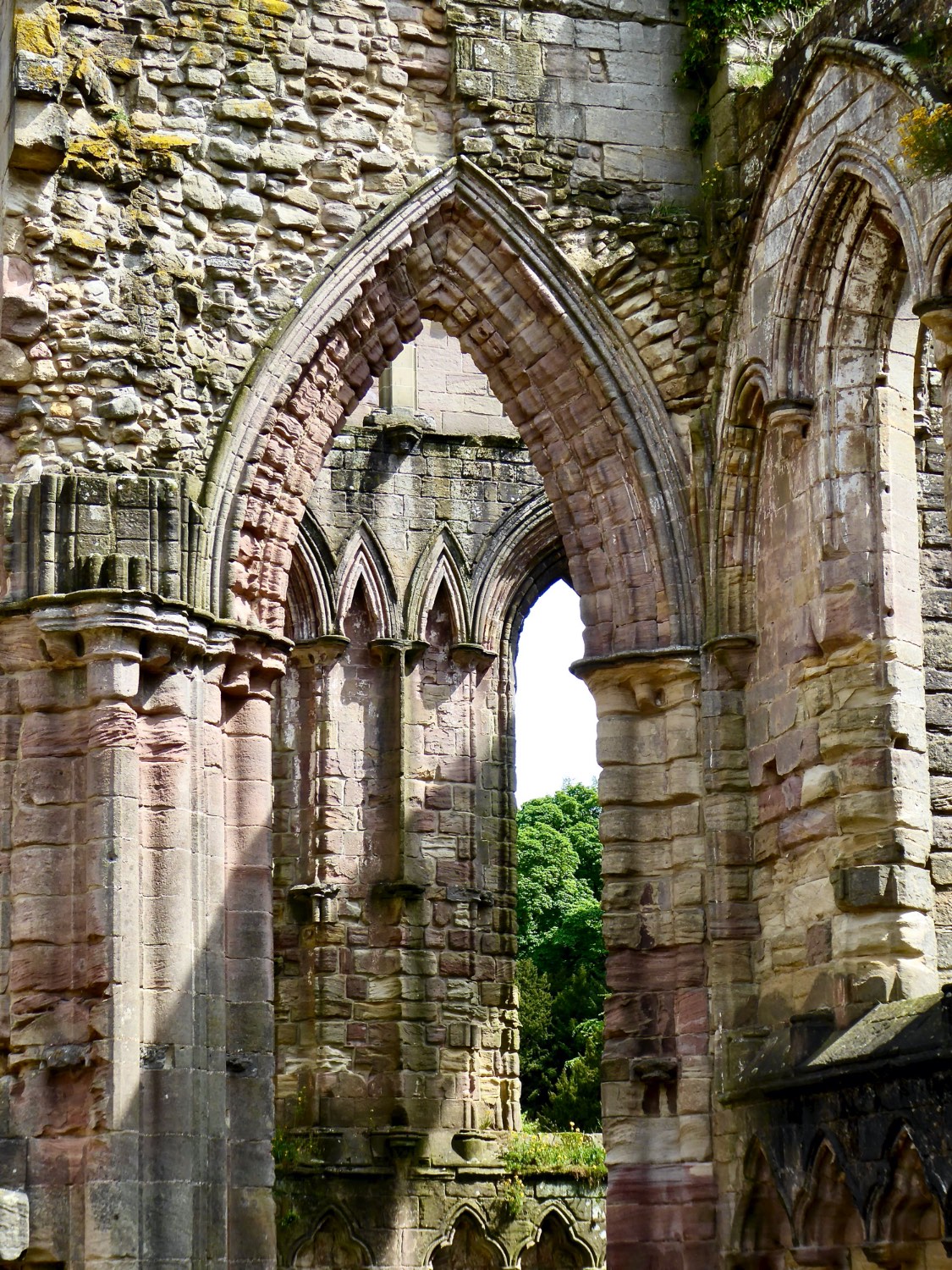Solve Fountains Abbey jigsaw puzzle online with 99 pieces