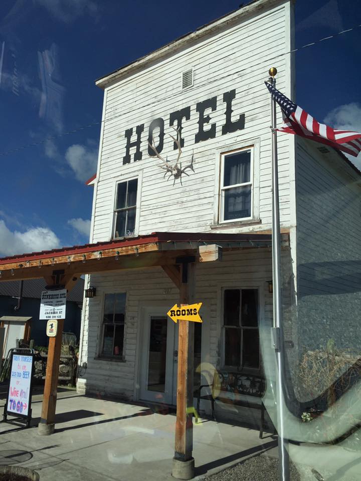 Solve Room for rent jigsaw puzzle online with 130 pieces