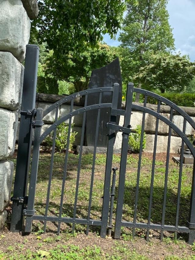Solve A gate jigsaw puzzle online with 20 pieces