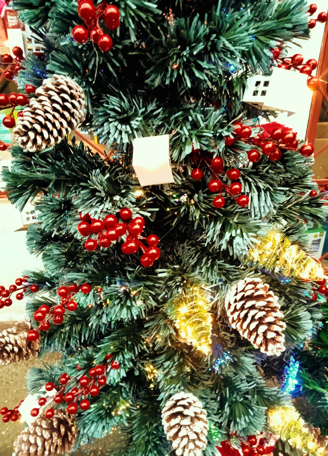 Solve Beautiful decorations on a Christmas tree jigsaw puzzle online