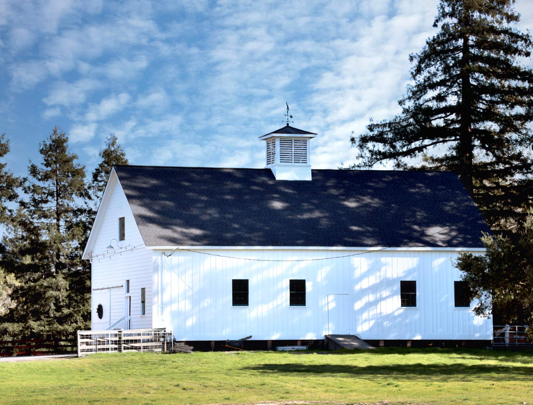 Jigsaw Puzzle White Barn with Cupola 154 pieces Jigidi