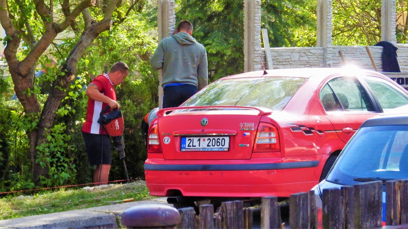 Solve Soused přes ulici si pořizuje nový plot The neighbor across the