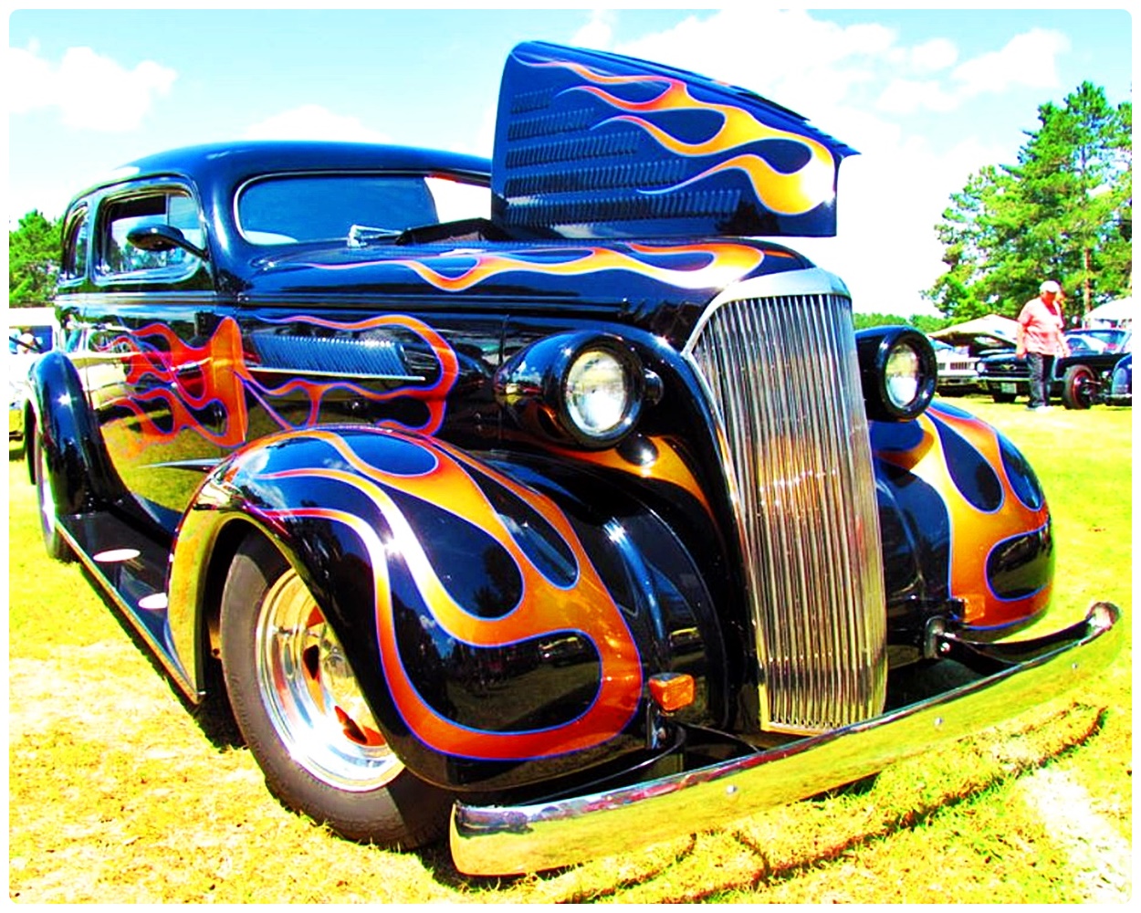 Solve 1938 Chevrolet Sedan Hot Rod jigsaw puzzle online with 285 pieces