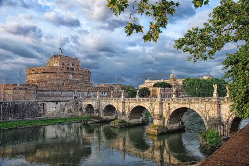 Solve Castel Sant'Angelo, Rome, Italy jigsaw puzzle online with 150 pieces