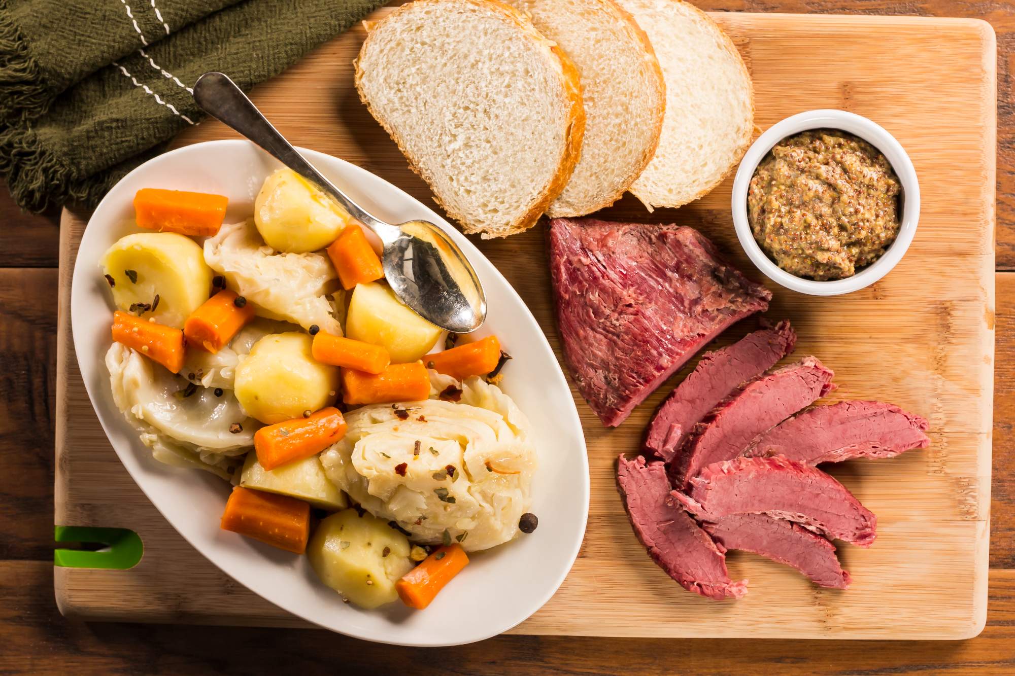 Solve Corned Beef & Cabbage jigsaw puzzle online with 294 pieces