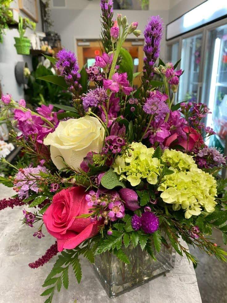 Solve Happiness is...Deluxe Flower Arrangement. jigsaw puzzle online