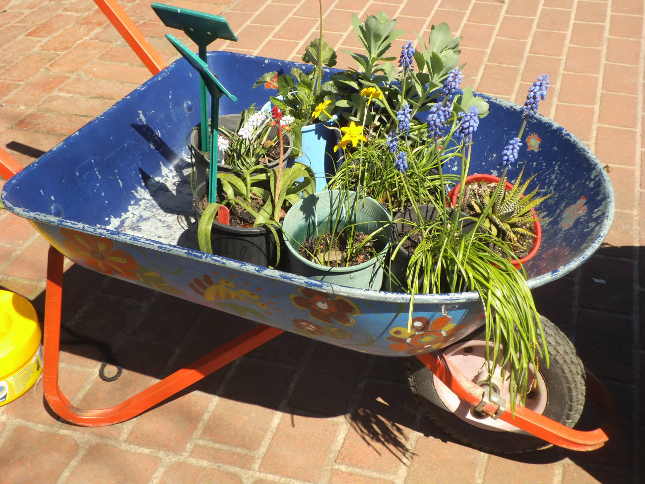 Solve Pretty Wheelbarrow jigsaw puzzle online with 130 pieces