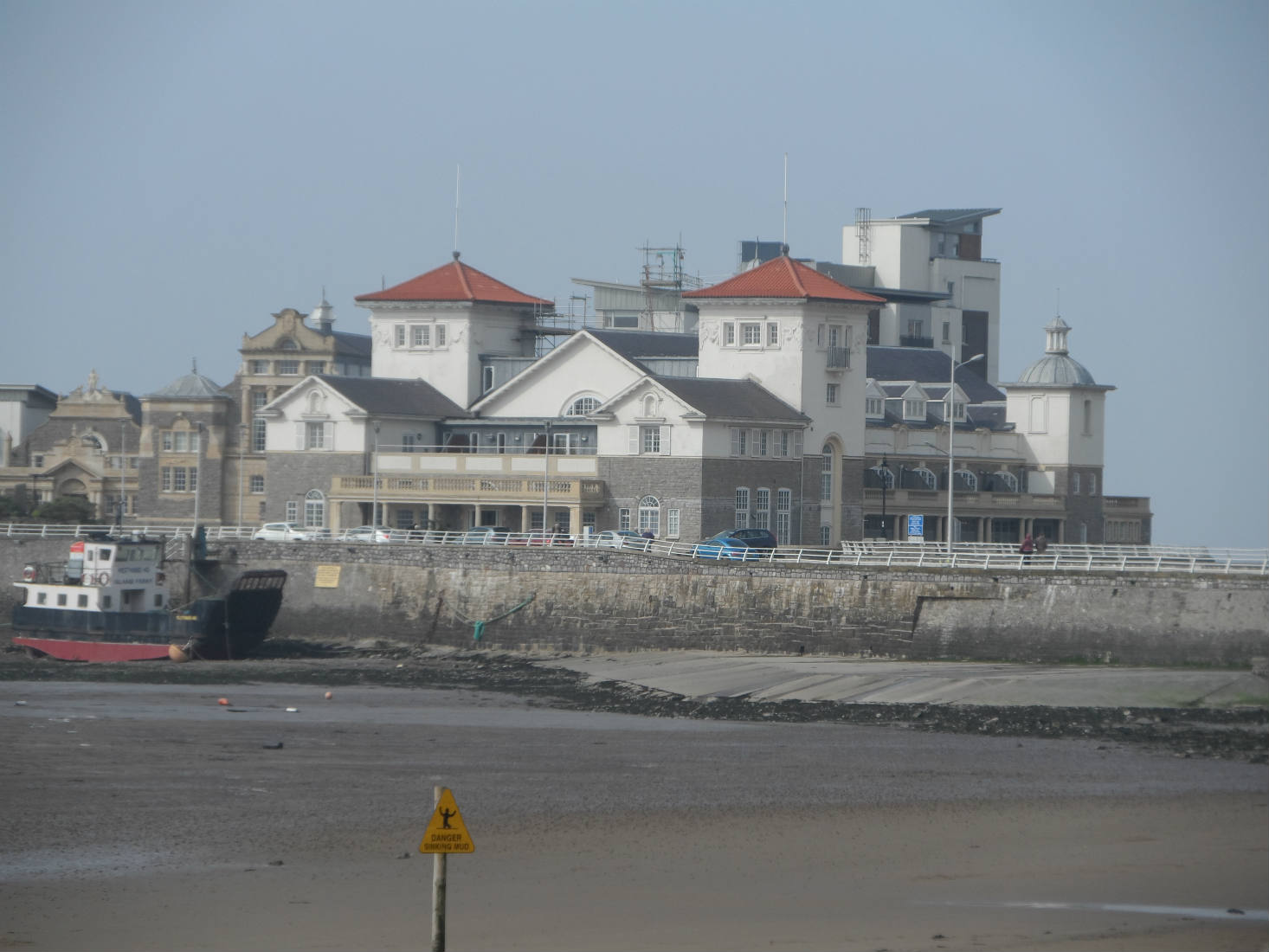 Solve WESTONSUPERMARE UK jigsaw puzzle online with 165 pieces