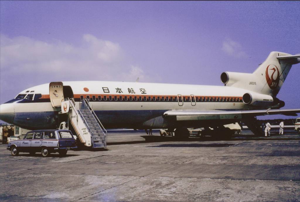 Solve JAPAN AIR LINES BOEING 727 JA8315 IN 1971 jigsaw puzzle