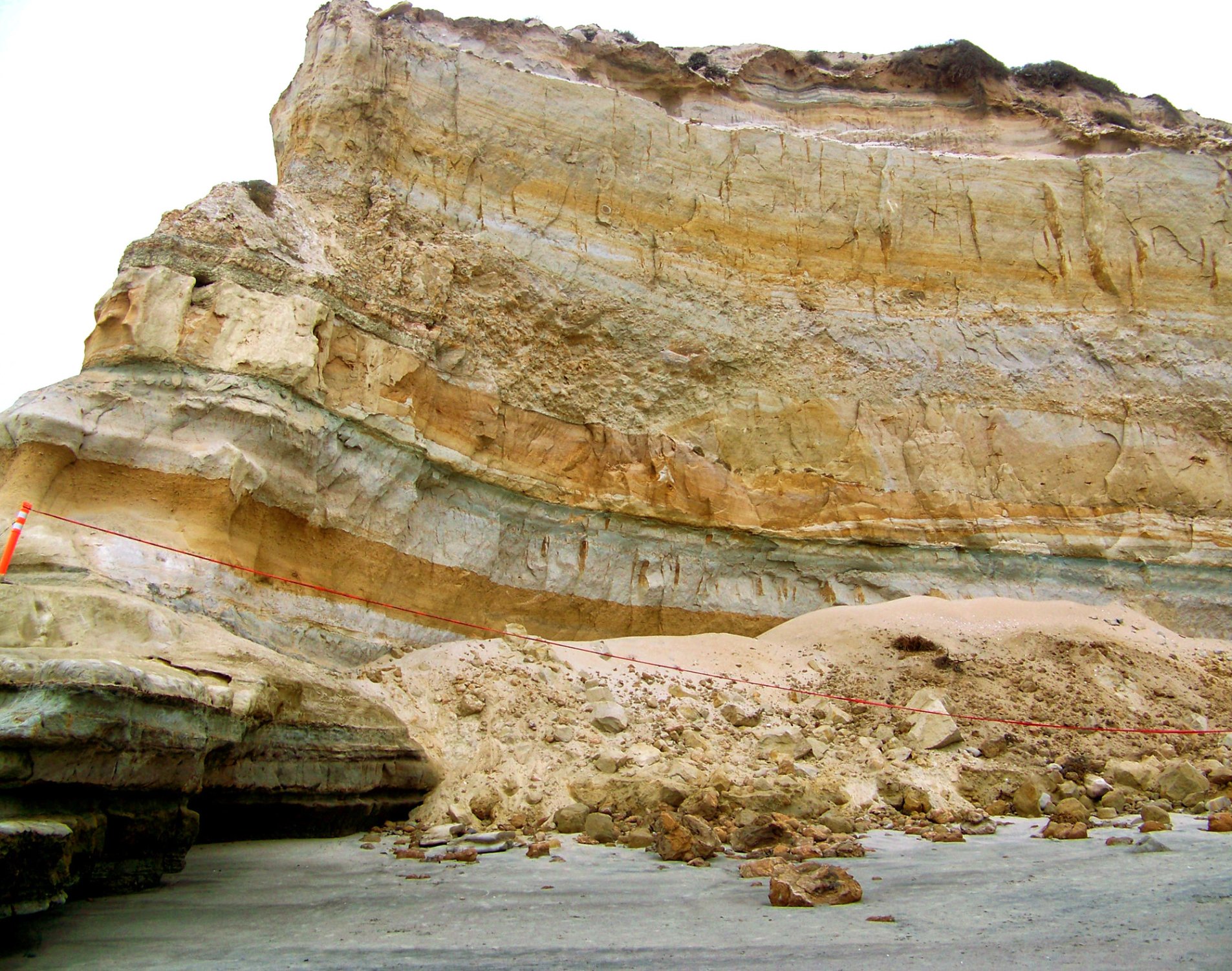 Solve Torrey Pines cliff collapse jigsaw puzzle online with 154 pieces