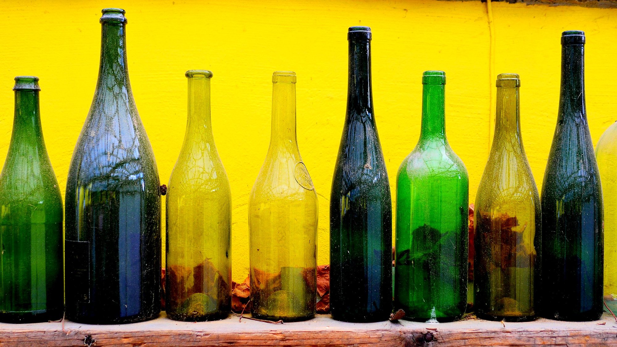 Solve Old wine bottles jigsaw puzzle online with 84 pieces
