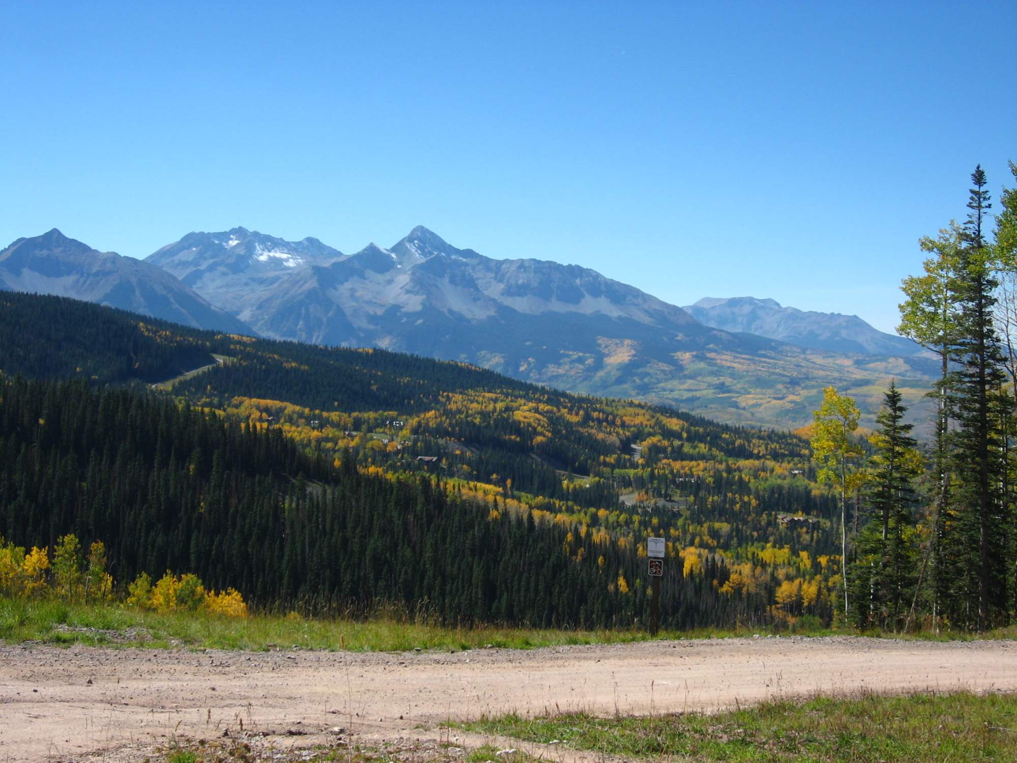 Solve Colorado mountains jigsaw puzzle online with 221 pieces