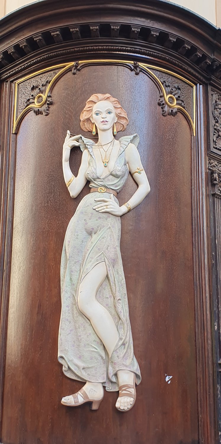 Solve Lady jigsaw puzzle online with 496 pieces