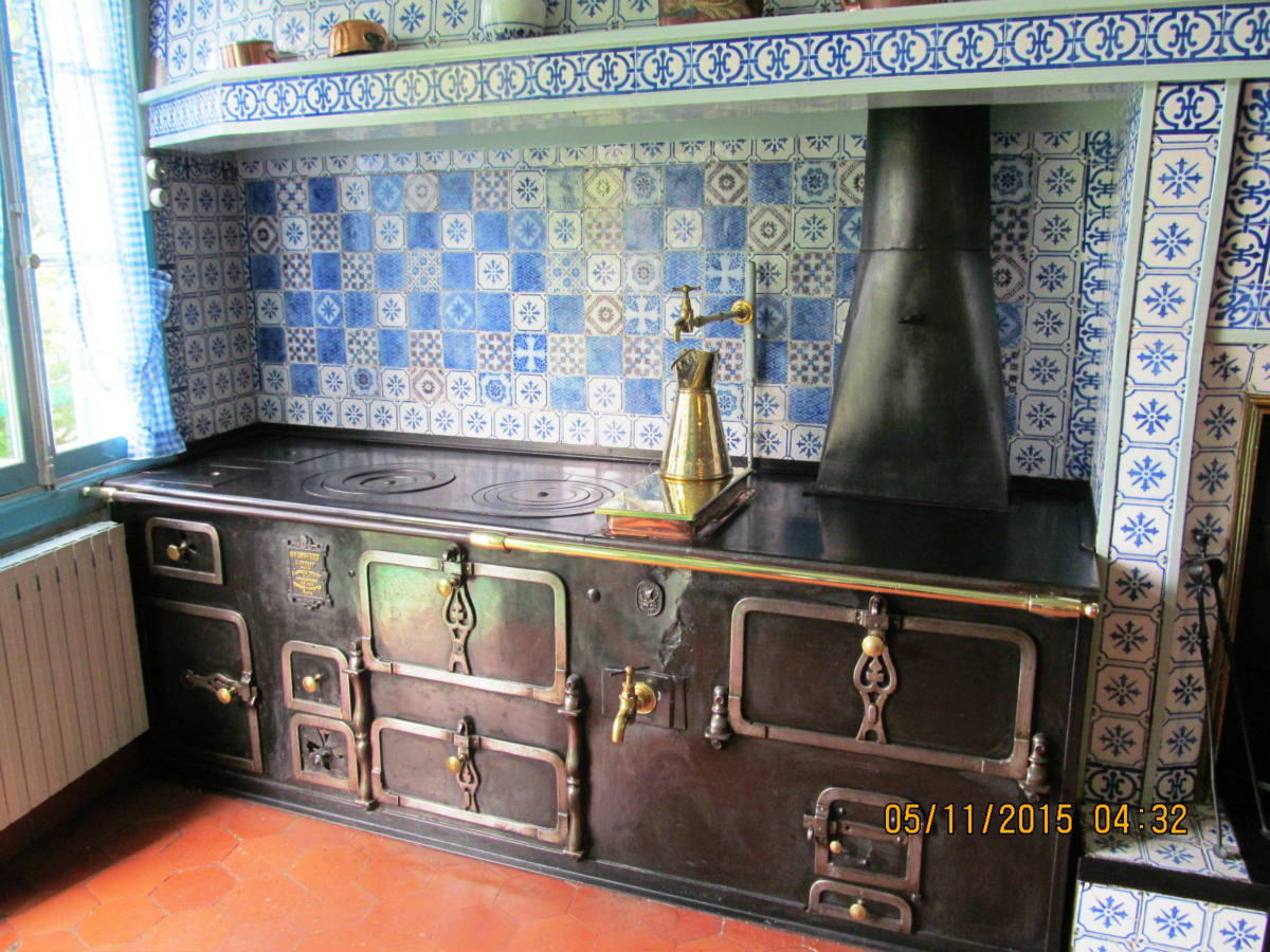 Solve Stove in kitchen jigsaw puzzle online with 80 pieces