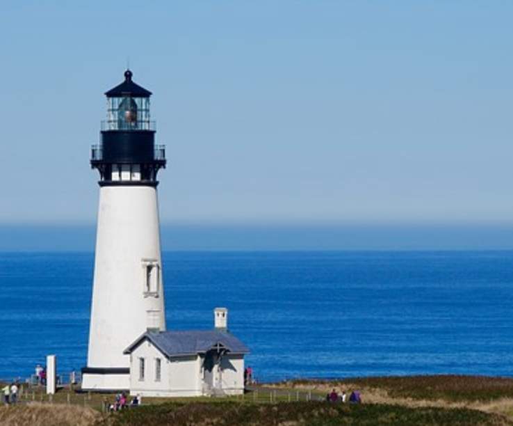 Solve Newport Oregon lighthouse jigsaw puzzle online with 99 pieces