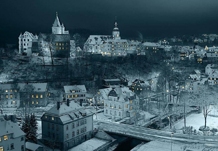 Solve Snow fall jigsaw puzzle online with 48 pieces