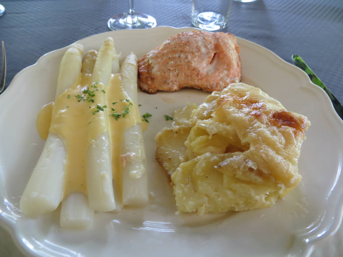 Solve Salmon, gratin, asparagus, Hollandaise sauce jigsaw puzzle online