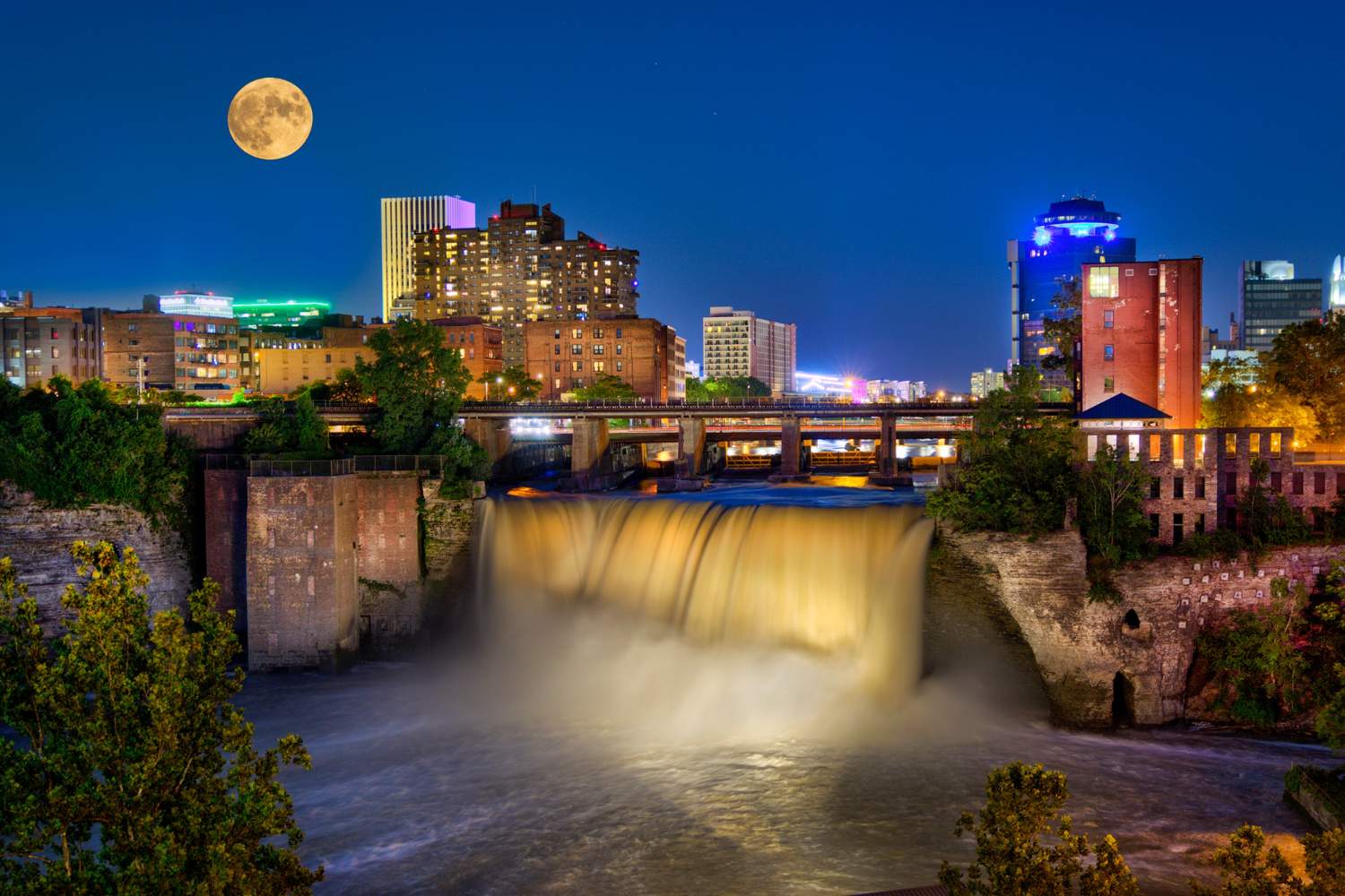 Solve High Falls, Rochester, NY jigsaw puzzle online with 77 pieces