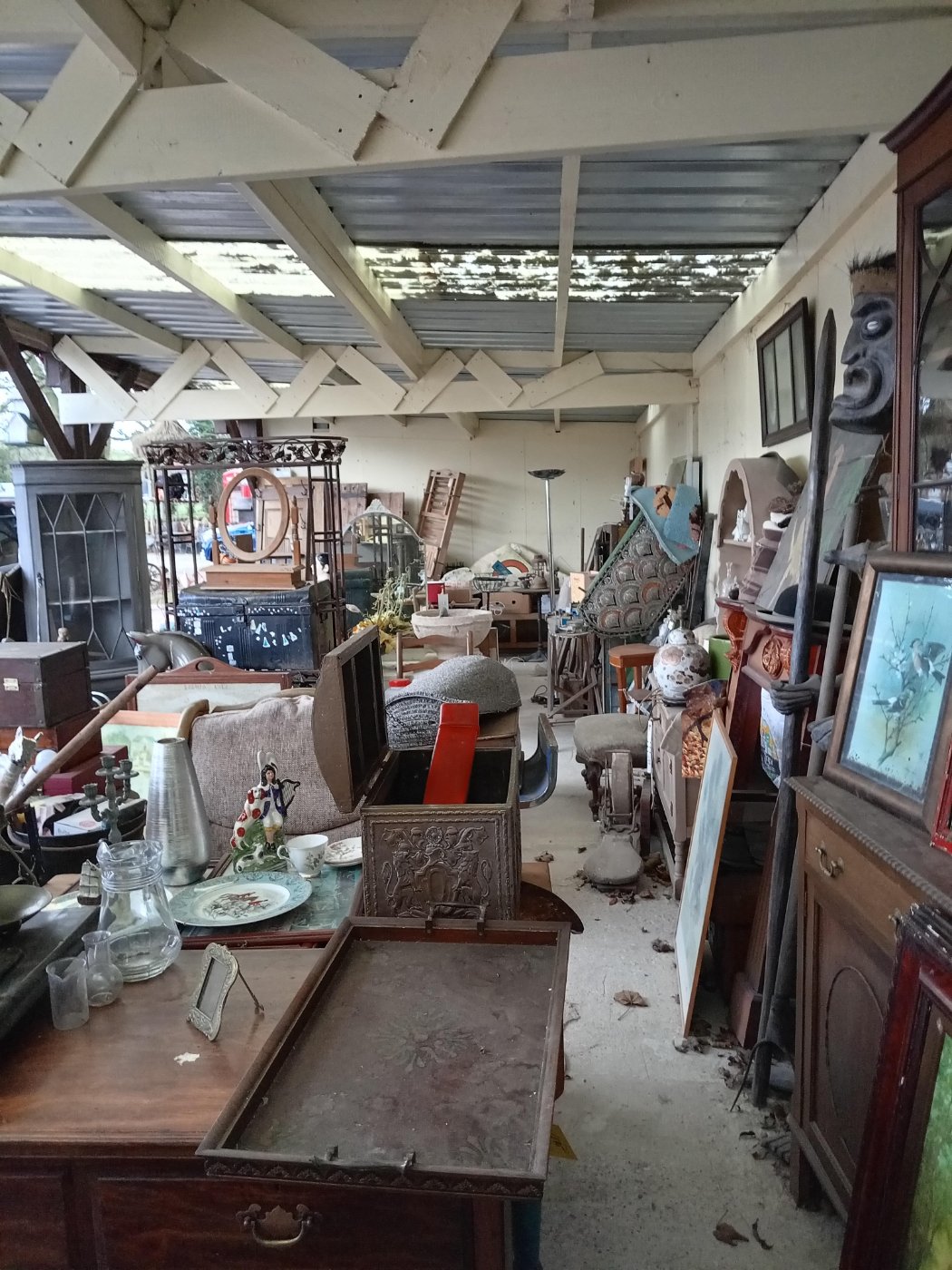 Solve Bric a brac. jigsaw puzzle online with 35 pieces