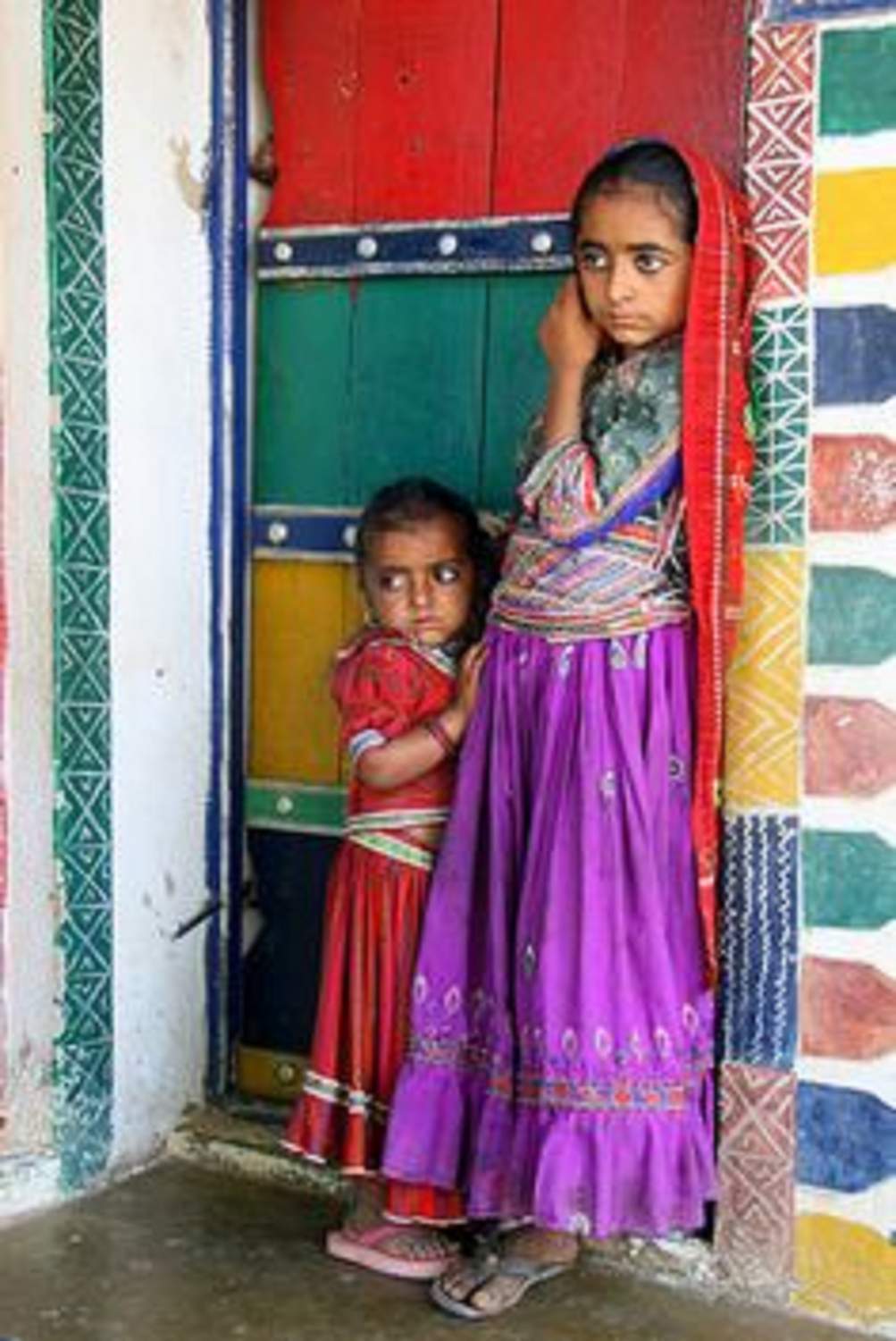 Solve Gujarati girls jigsaw puzzle online with 260 pieces