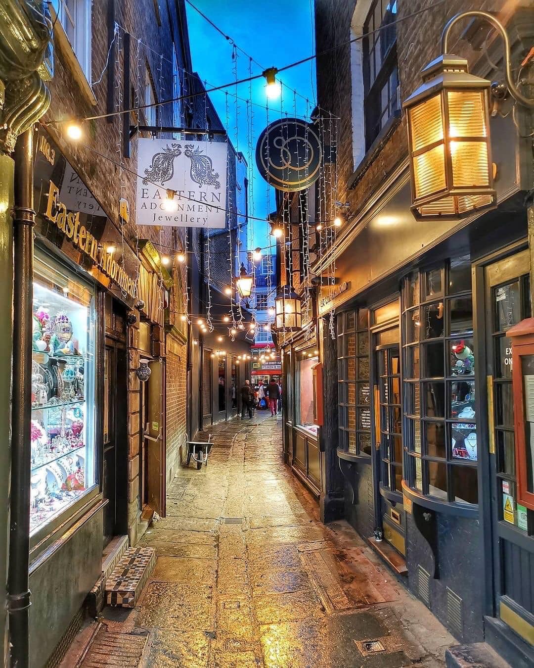 Solve Richmond upon Thames, Surrey, UK jigsaw puzzle online with 396 pieces