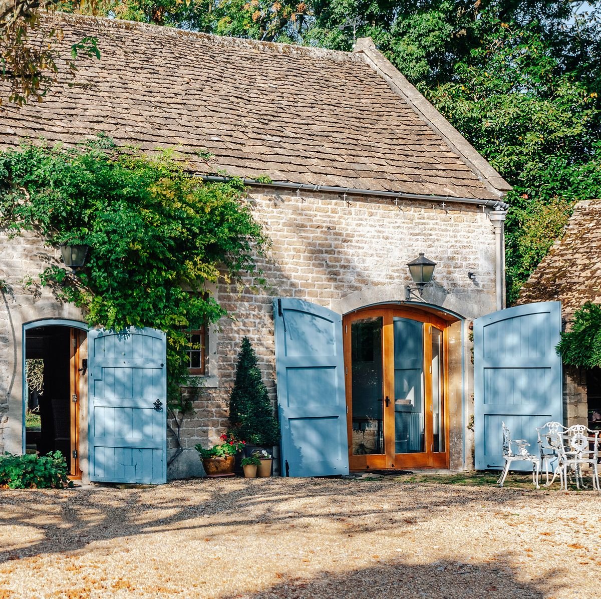 Solve Coach House in Wiltshire, England jigsaw puzzle online with 81 pieces