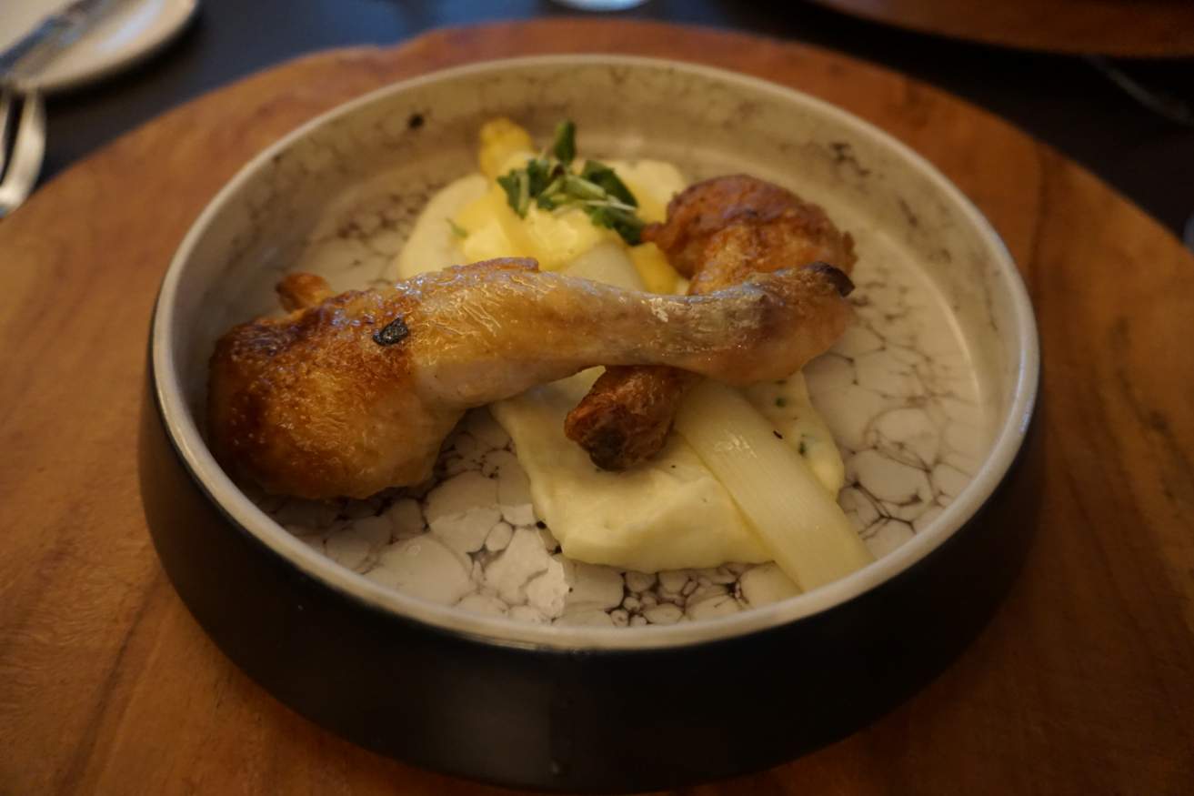 Solve Chicken, Hollandaise sauce, asparagus jigsaw puzzle online with