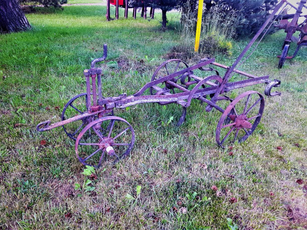 Solve Staré nářadí... jigsaw puzzle online with 24 pieces