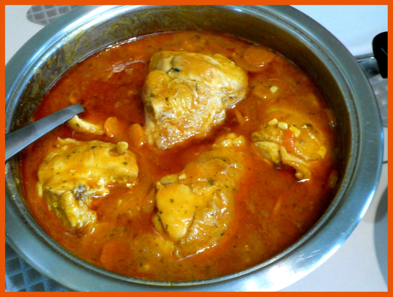 Solve Spicy chicken in red curry sauce. Pikante kip in rode currysaus