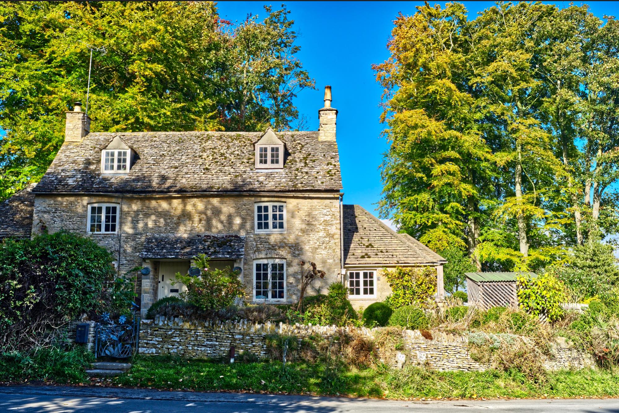 Solve Cotswold Cottage. UK. jigsaw puzzle online with 600 pieces