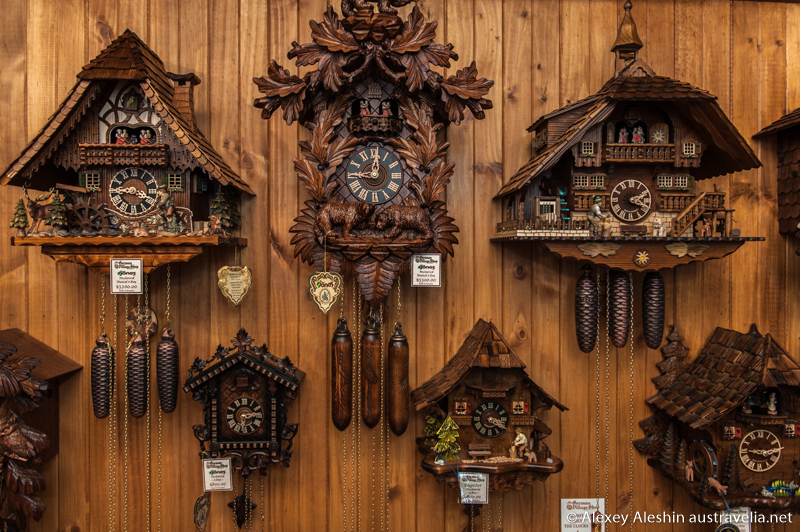 Solve Hand made Cuckoo clocks jigsaw puzzle online with 117 pieces
