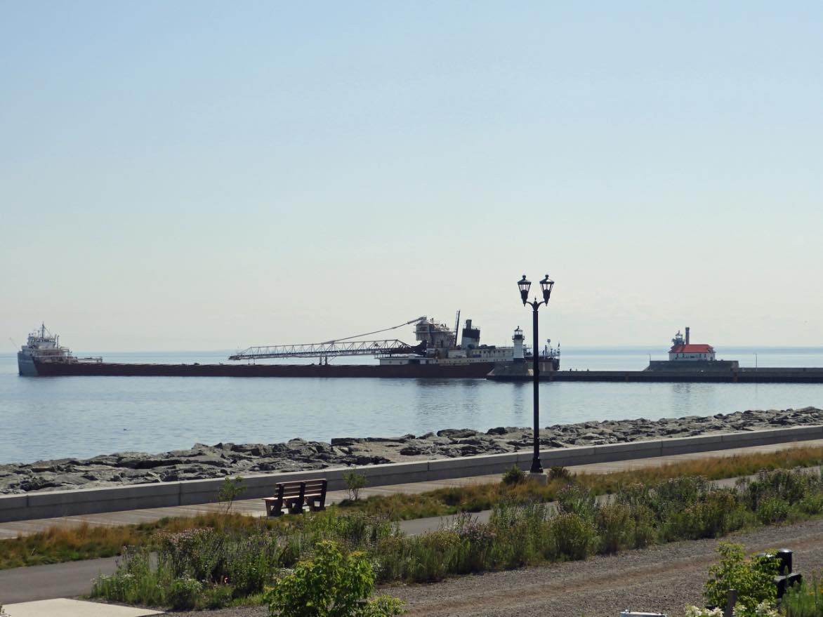 Solve The ship dwarfed both lighthouses jigsaw puzzle online with 20 pieces