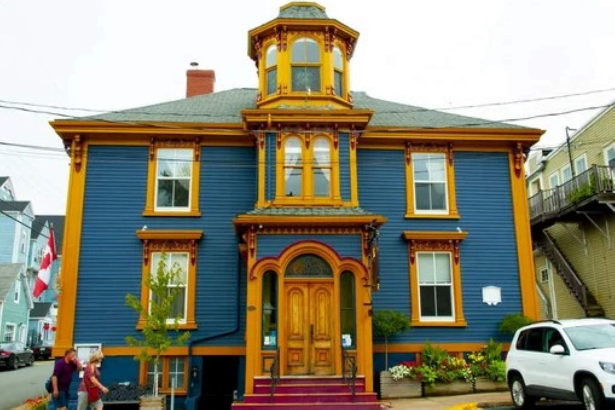 Solve LunenburgCanada jigsaw puzzle online with 198 pieces