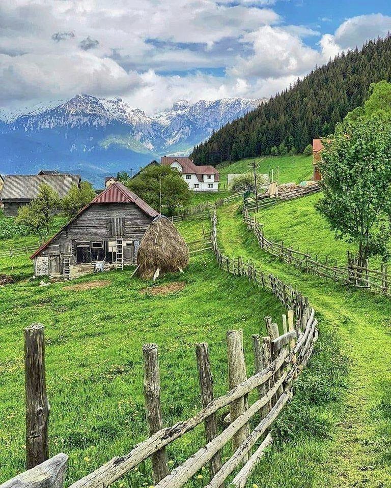 Solve Krajina... jigsaw puzzle online with 63 pieces