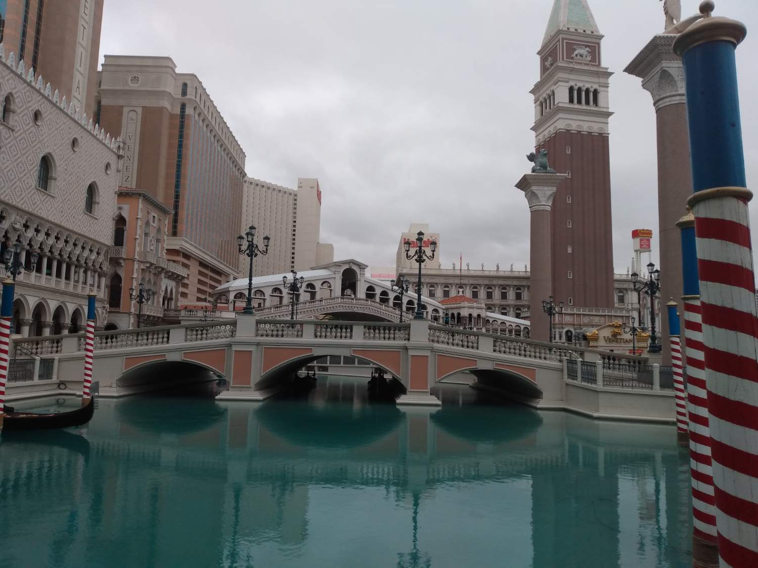 Solve Las Vegas jigsaw puzzle online with 70 pieces