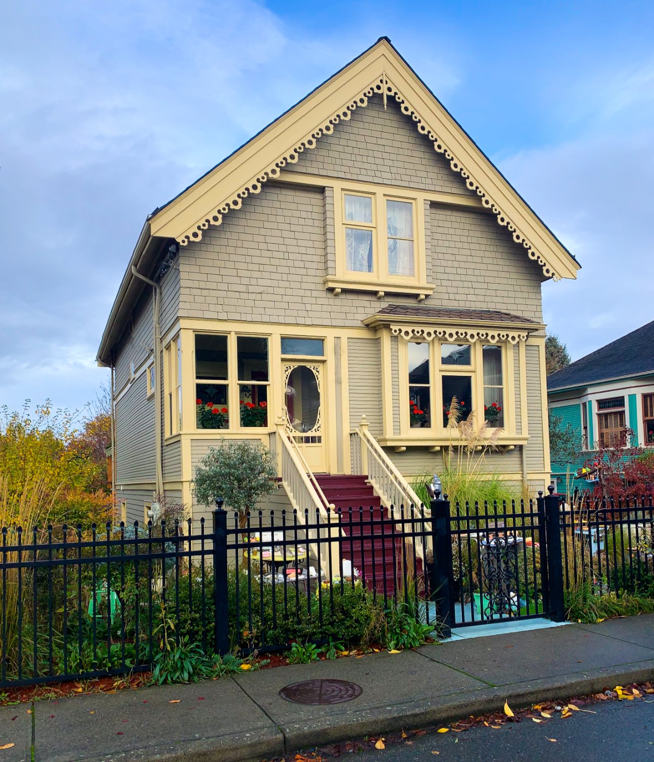Solve A nice house in the James Bay area of Victoria BC jigsaw puzzle