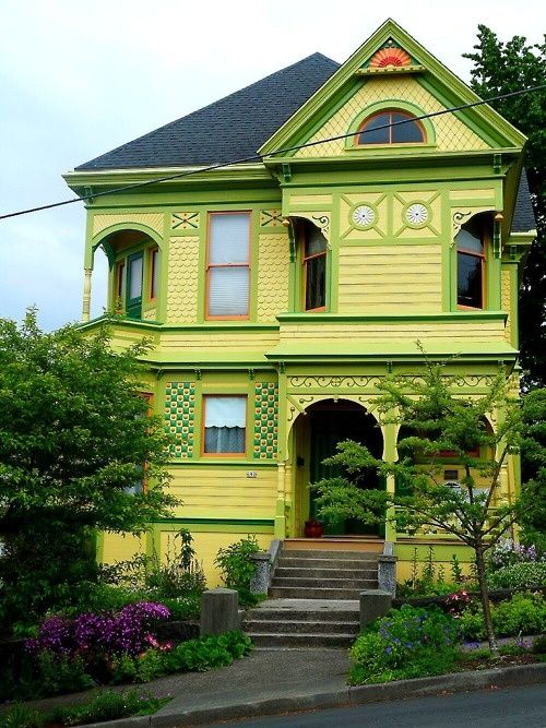 Solve Painted Lady in Astoria, Oregon jigsaw puzzle online with 35 pieces