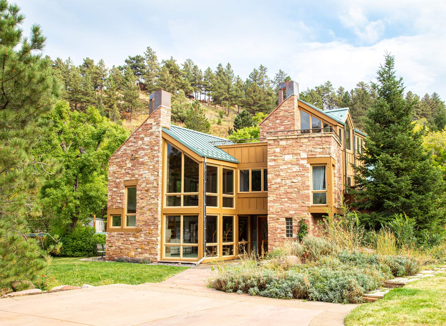 Solve A SEE THROUGH HOUSE jigsaw puzzle online with 88 pieces