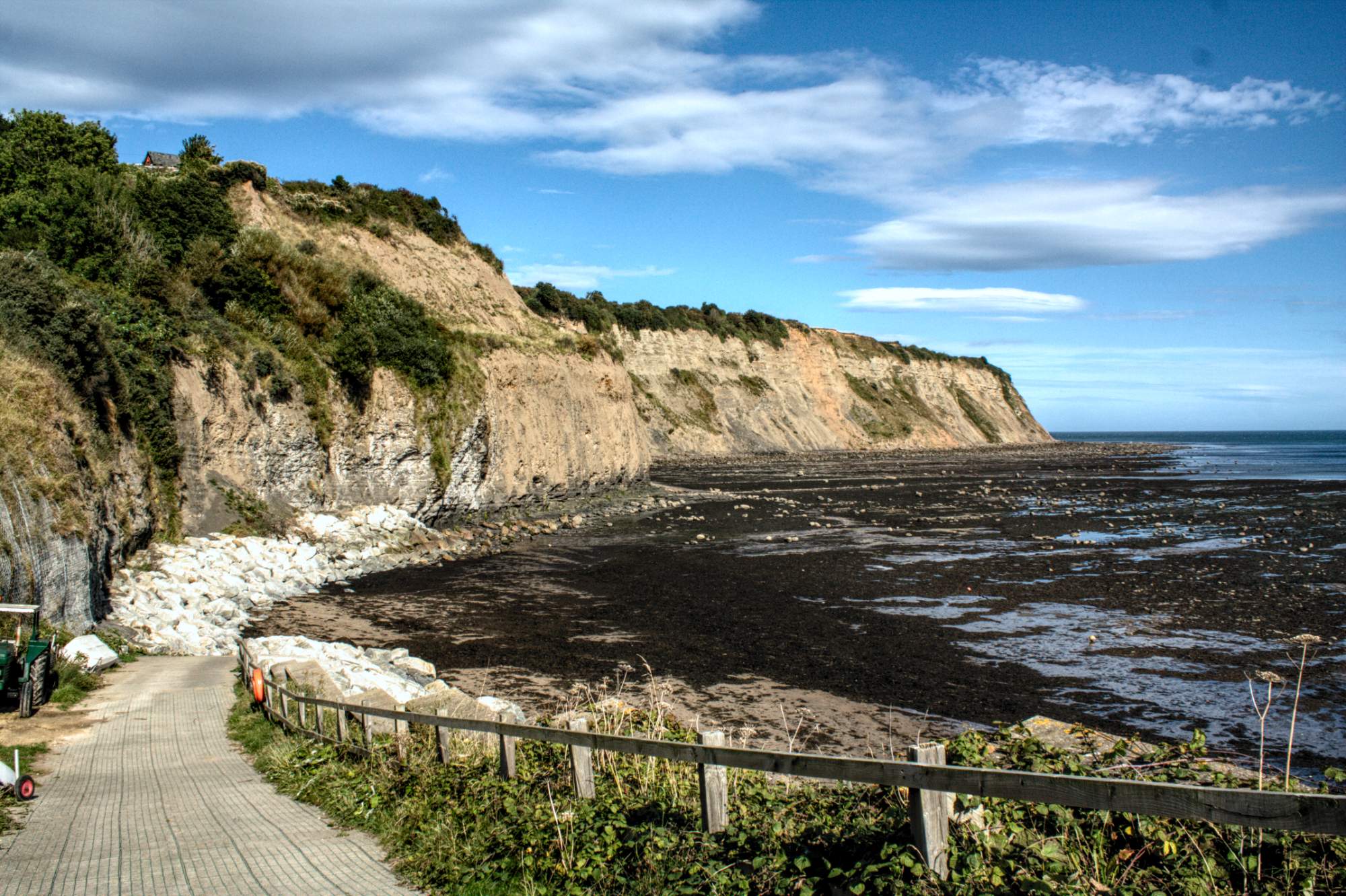 Solve Robin Hood's Bay jigsaw puzzle online with 294 pieces