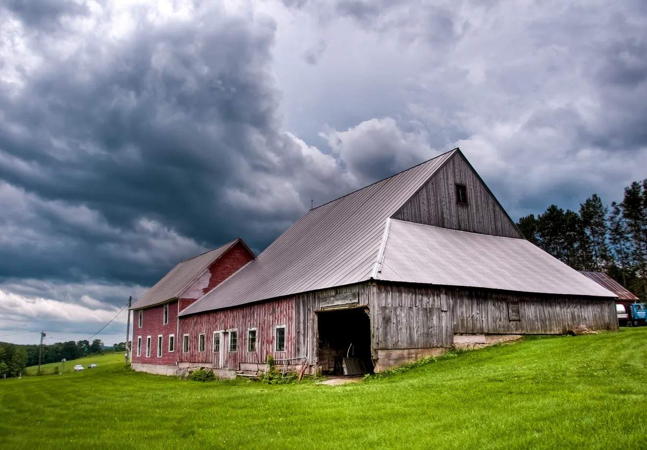 Solve Preserving Old Barns jigsaw puzzle online with 88 pieces