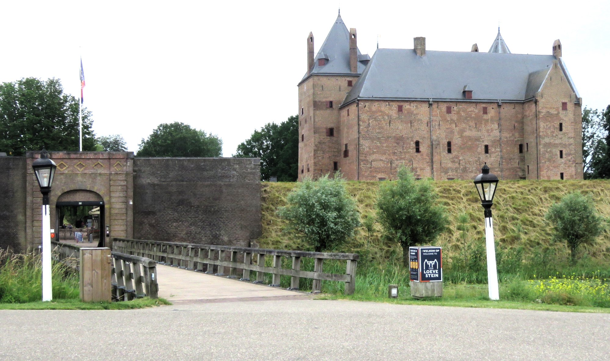 Solve Slot Loevestein jigsaw puzzle online with 286 pieces